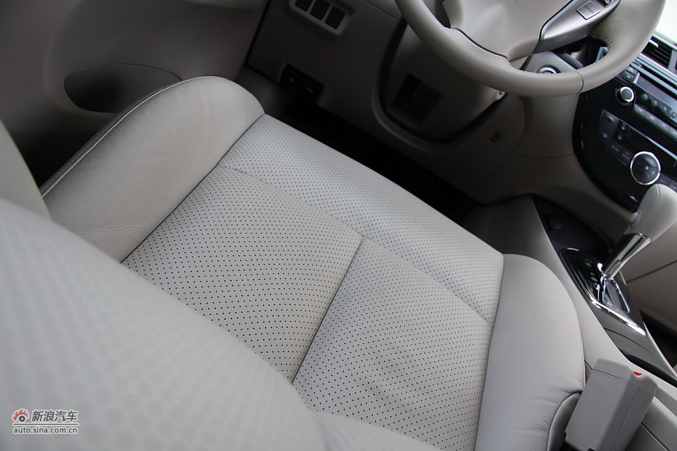 2011款骐达座椅空间