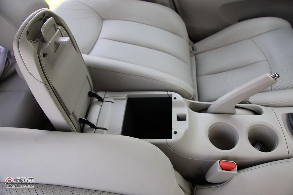 2011款骐达座椅空间