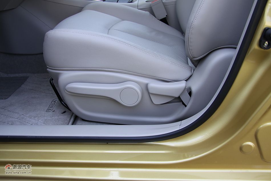 2011款骐达座椅空间