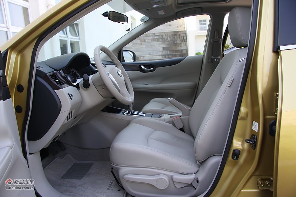 2011款骐达座椅空间