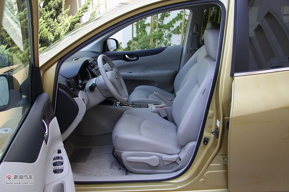 2011款骐达座椅空间