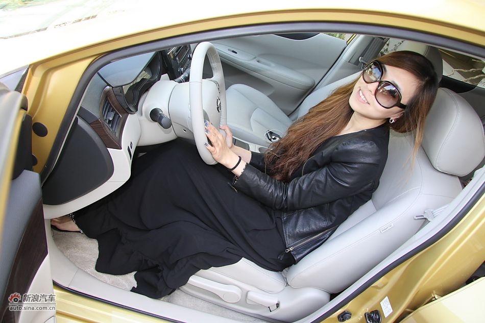 2011款骐达座椅空间