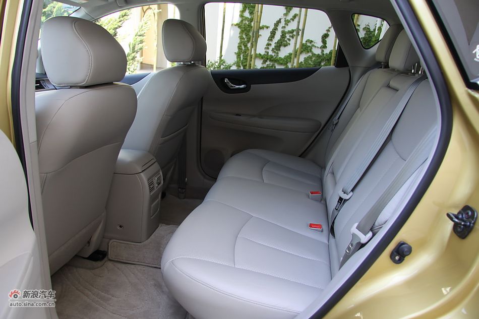 2011款骐达座椅空间