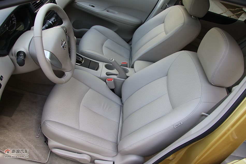 2011款骐达座椅空间