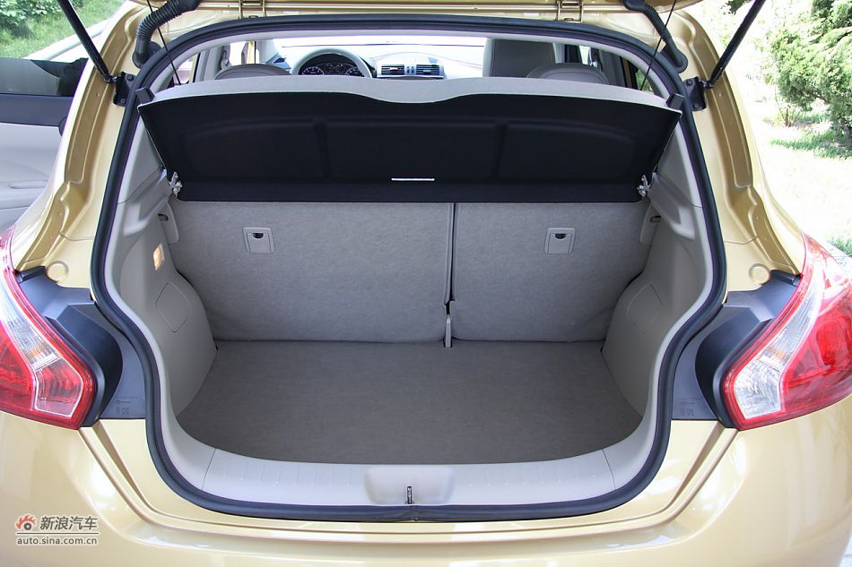 2011款骐达座椅空间