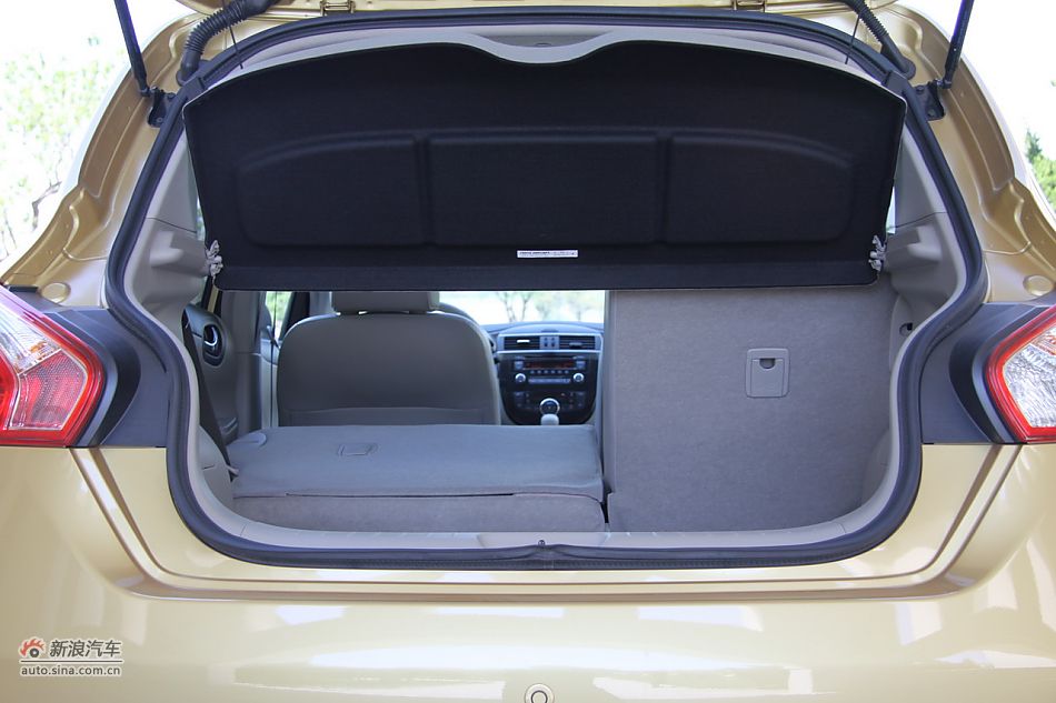 2011款骐达座椅空间