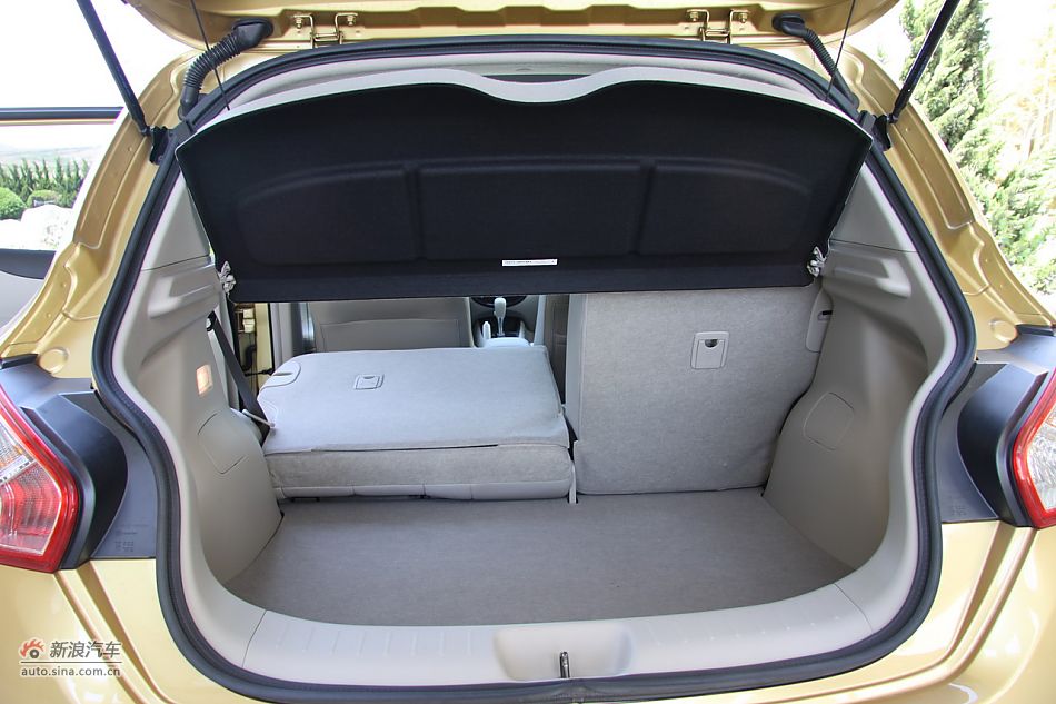 2011款骐达座椅空间