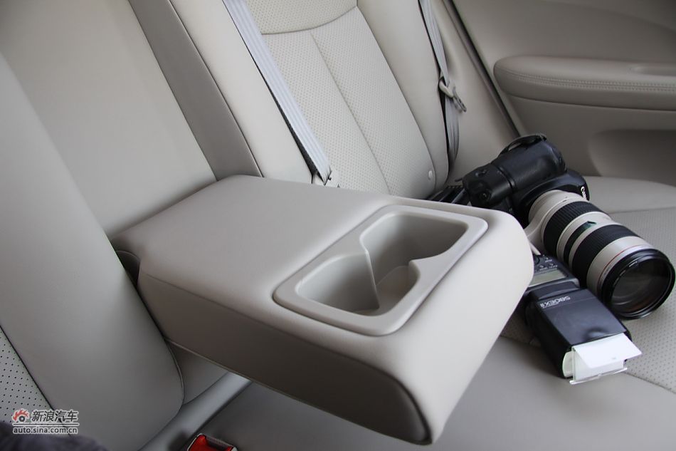 2011款骐达座椅空间