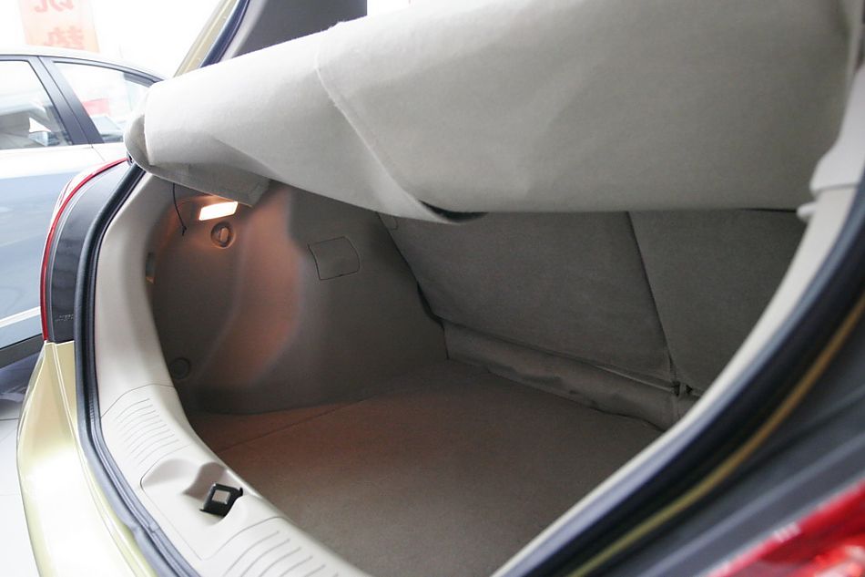 东风日产骐达后备厢