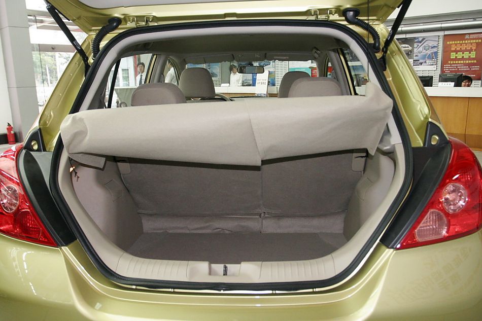 东风日产骐达后备厢