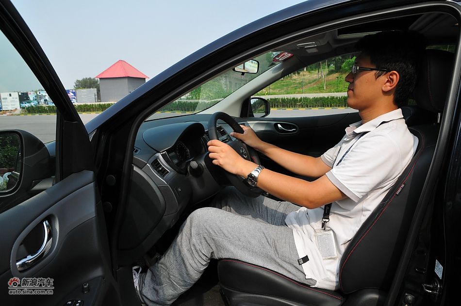 2011款骐达GTS空间演示