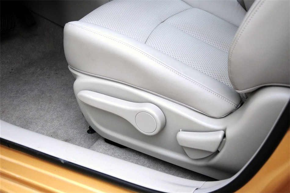 2011款 1.6L CVT 豪华型 座椅空间