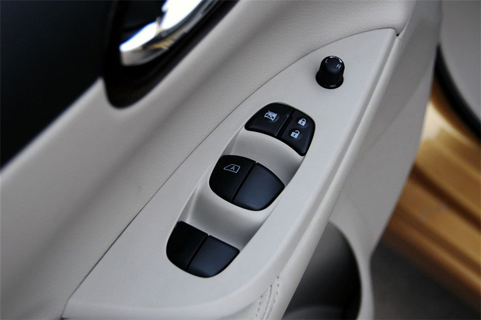 2011款 1.6L CVT 豪华型 座椅空间