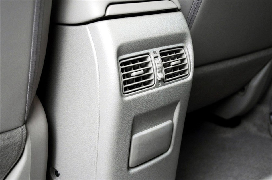 2011款 1.6L CVT 豪华型 座椅空间