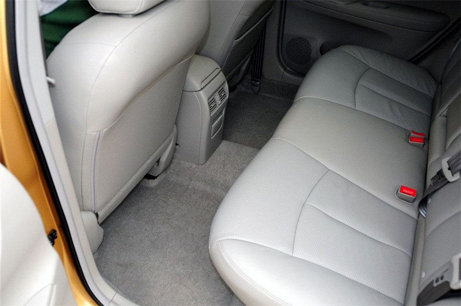 2011款 1.6L CVT 豪华型 座椅空间