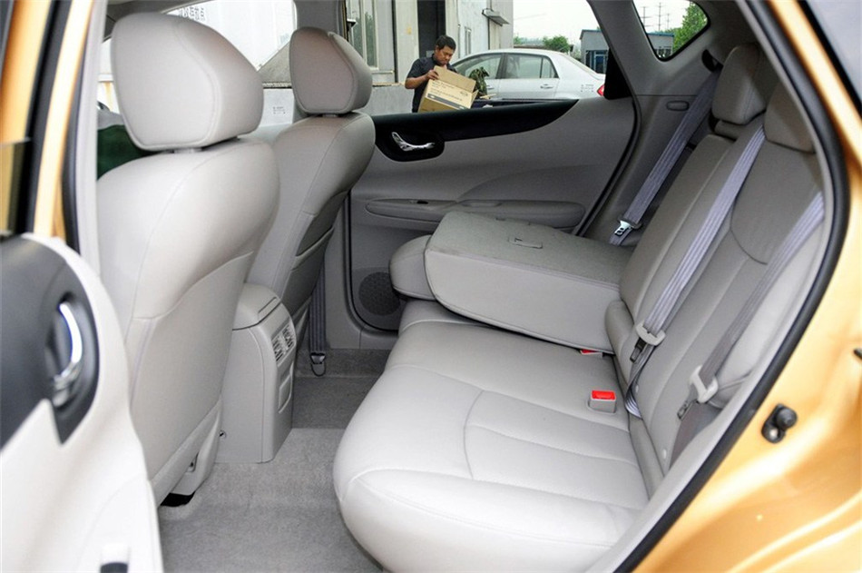2011款 1.6L CVT 豪华型 座椅空间