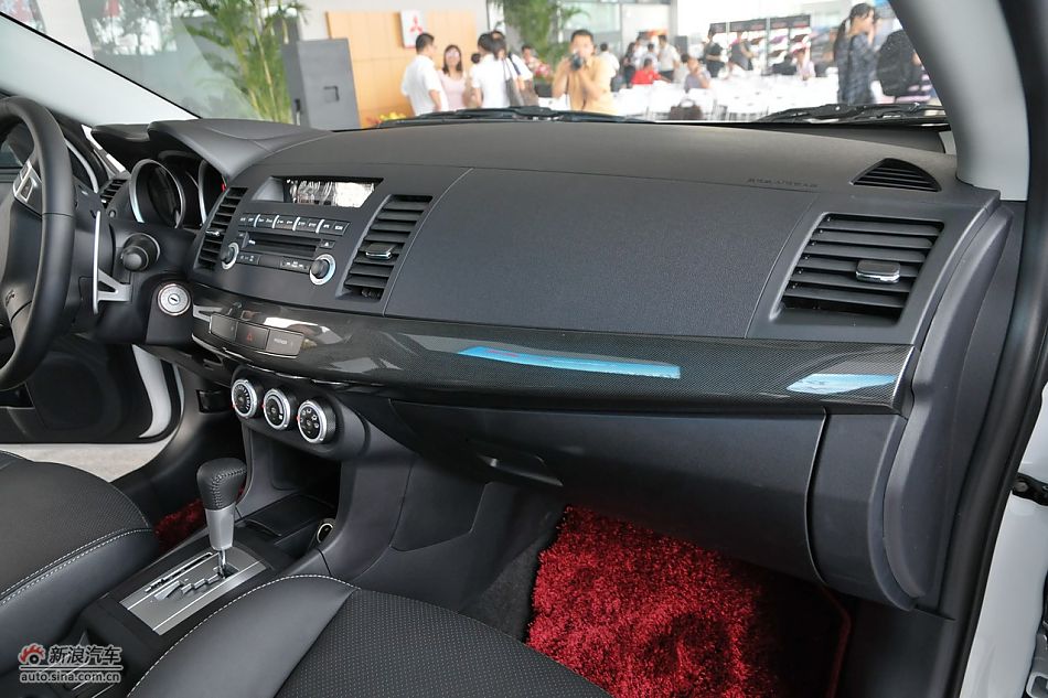 三菱翼神1.8L致尚版豪华型CVT内饰