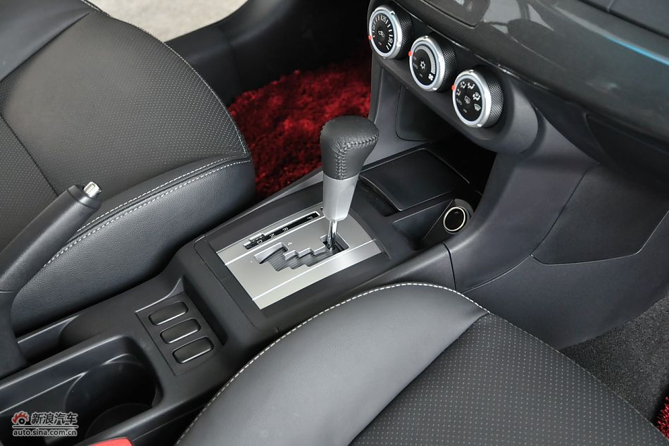三菱翼神1.8L致尚版豪华型CVT内饰
