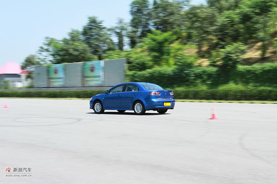新浪试车深度试驾2011款翼神
