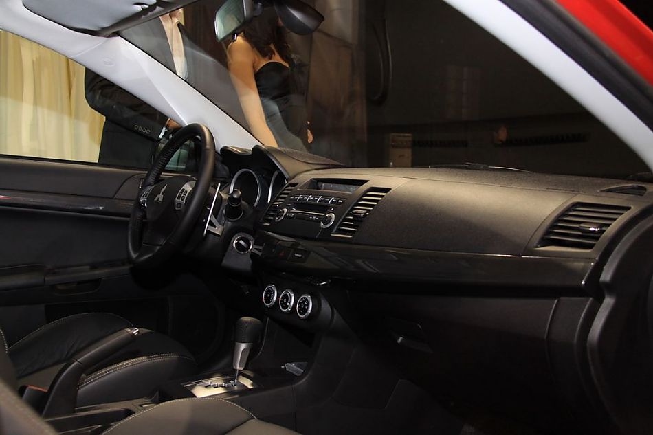 东南三菱蓝瑟翼神上市现场2.0L旗舰型CVT内饰