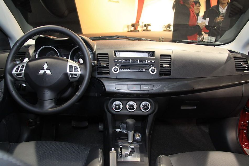 东南三菱蓝瑟翼神上市现场2.0L旗舰型CVT内饰