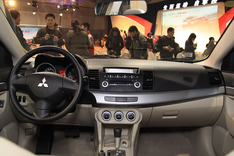 东南三菱蓝瑟翼神上市现场新车内饰