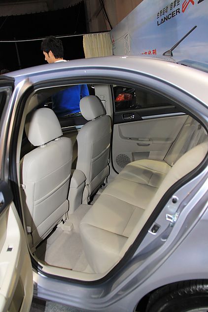 东南三菱蓝瑟翼神上市现场新车内饰