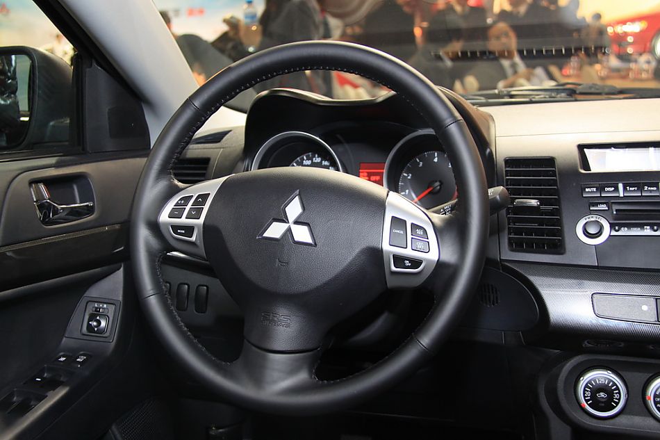 东南三菱蓝瑟翼神上市现场新车内饰