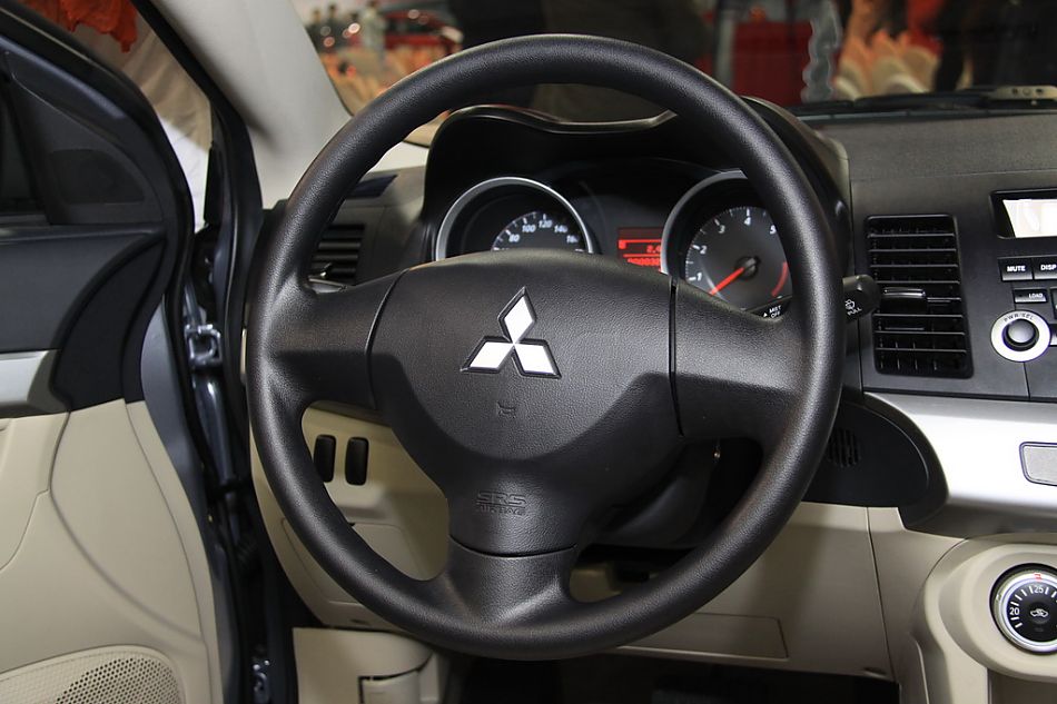 东南三菱蓝瑟翼神上市现场新车内饰