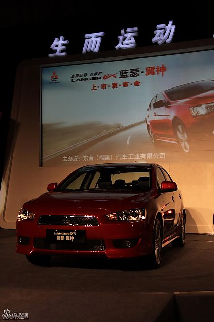 东南三菱蓝瑟翼神上市现场新车亮相