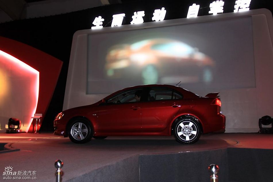 东南三菱蓝瑟翼神上市现场新车亮相