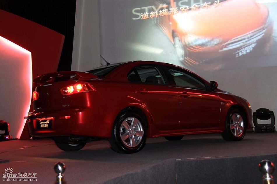 东南三菱蓝瑟翼神上市现场新车亮相