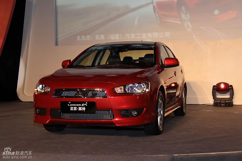 东南三菱蓝瑟翼神上市现场新车亮相