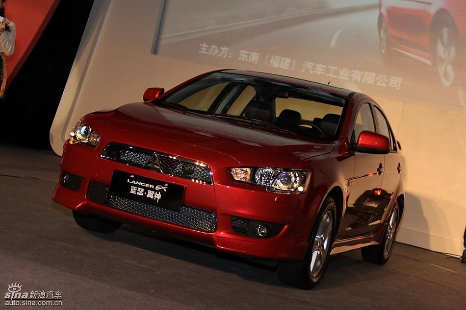 东南三菱蓝瑟翼神上市现场新车亮相