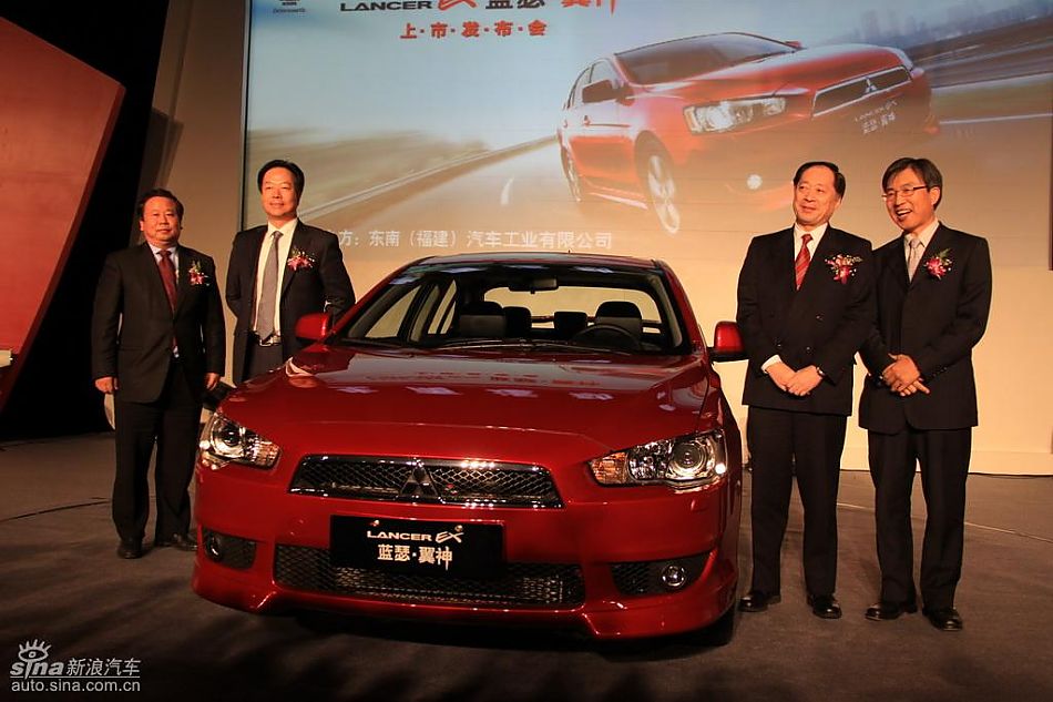 东南三菱领导与新车合影