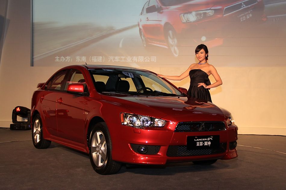 东南三菱蓝瑟翼神上市现场新车亮相