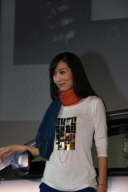 东南三菱蓝瑟翼神上市现场模特