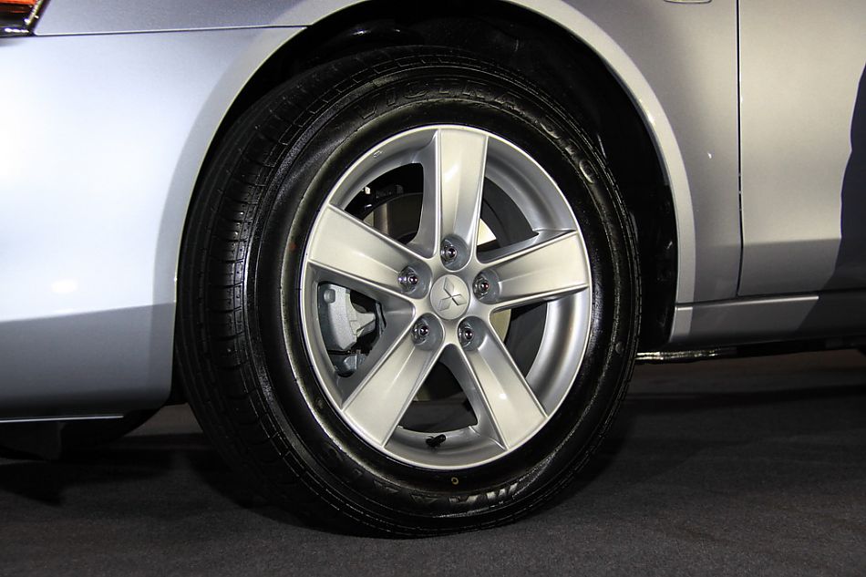 东南三菱蓝瑟翼神上市现场新车亮相