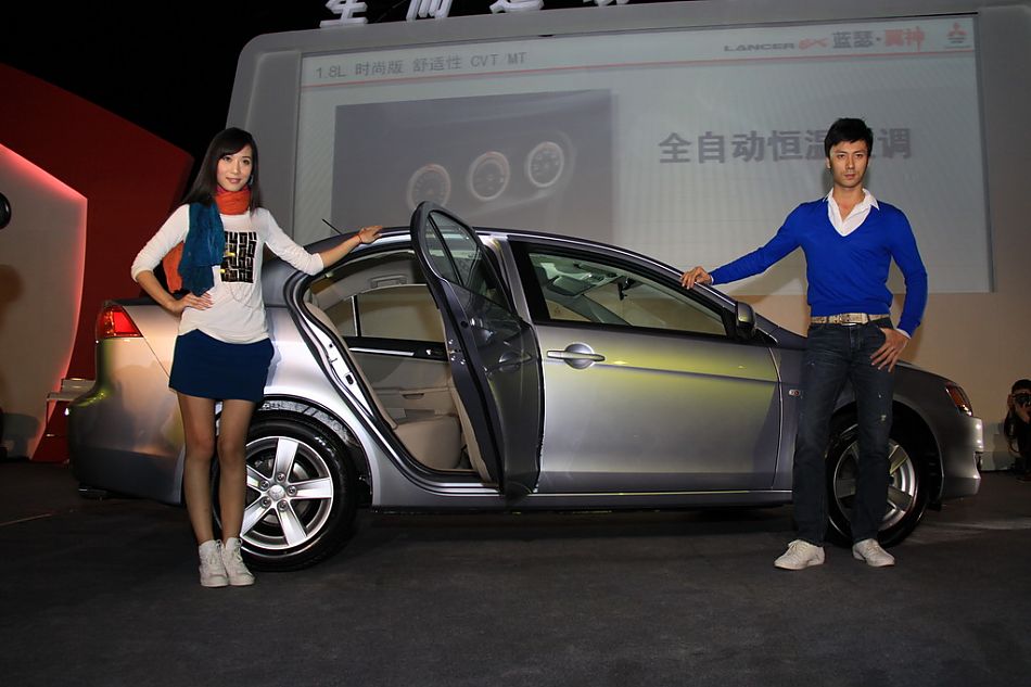东南三菱蓝瑟翼神上市现场新车亮相