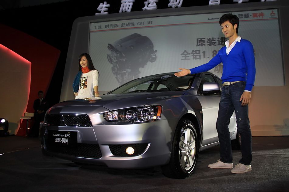 东南三菱蓝瑟翼神上市现场新车亮相