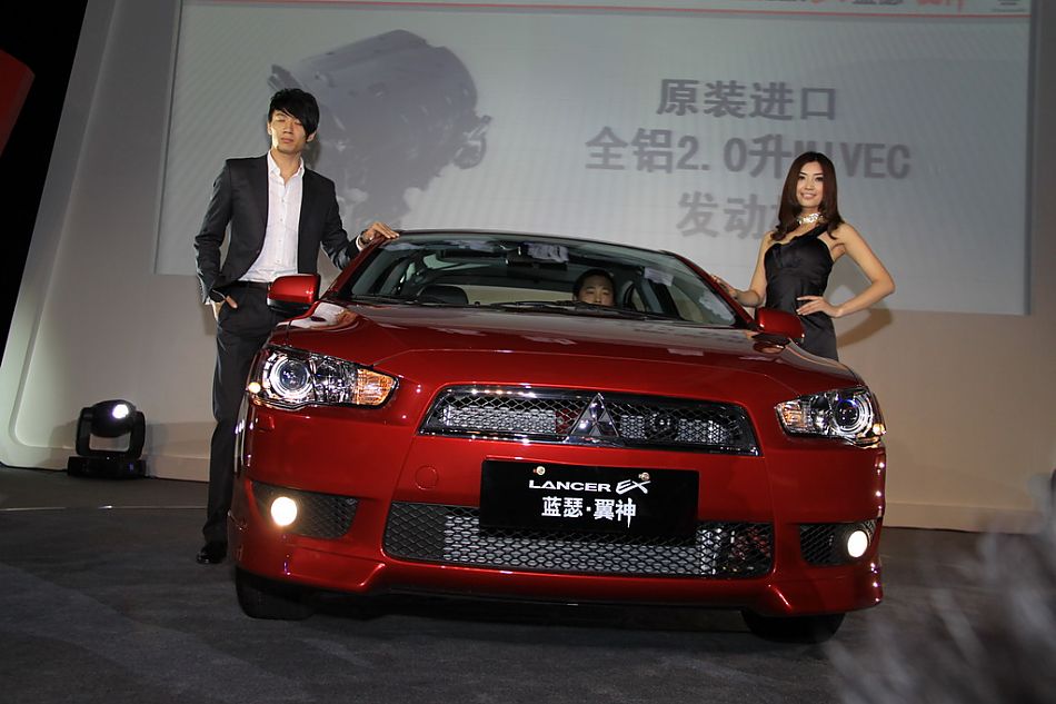 东南三菱蓝瑟翼神上市现场新车亮相