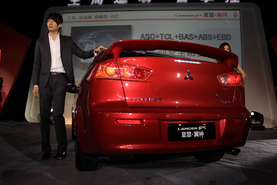 东南三菱蓝瑟翼神上市现场新车亮相