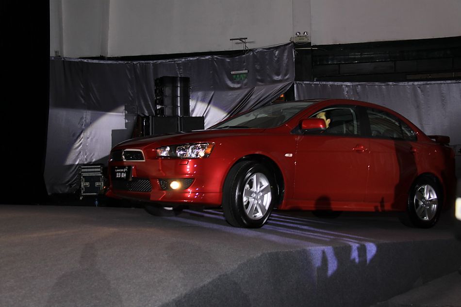 东南三菱蓝瑟翼神上市现场新车亮相