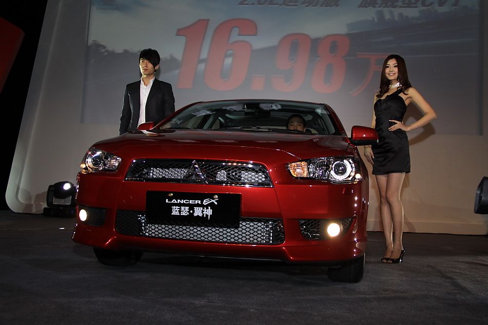 东南三菱蓝瑟翼神上市现场新车亮相