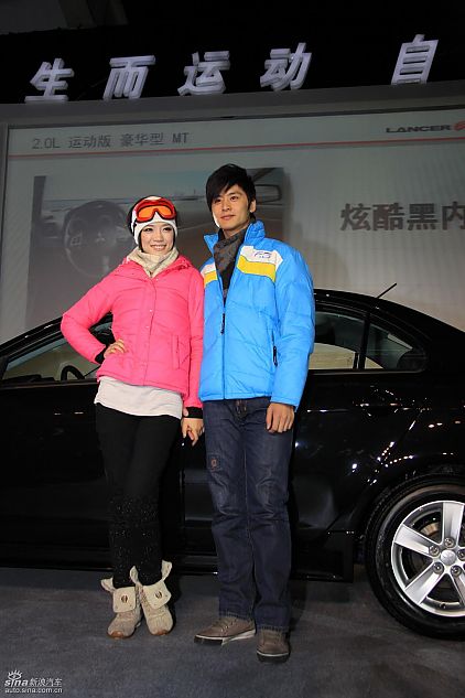 东南三菱蓝瑟翼神上市现场模特