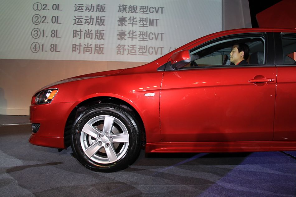 东南三菱蓝瑟翼神上市现场新车亮相