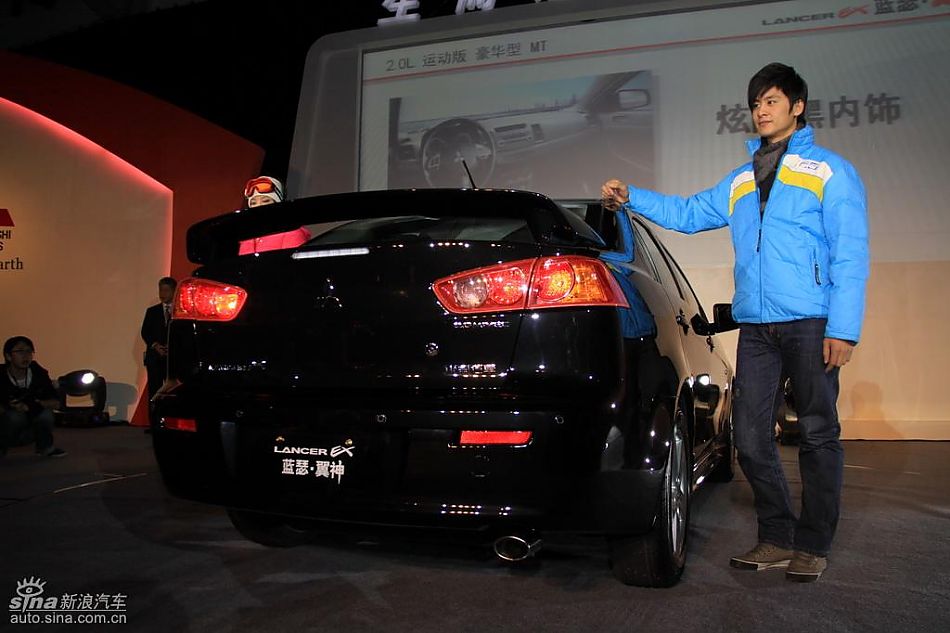 东南三菱蓝瑟翼神上市现场新车亮相