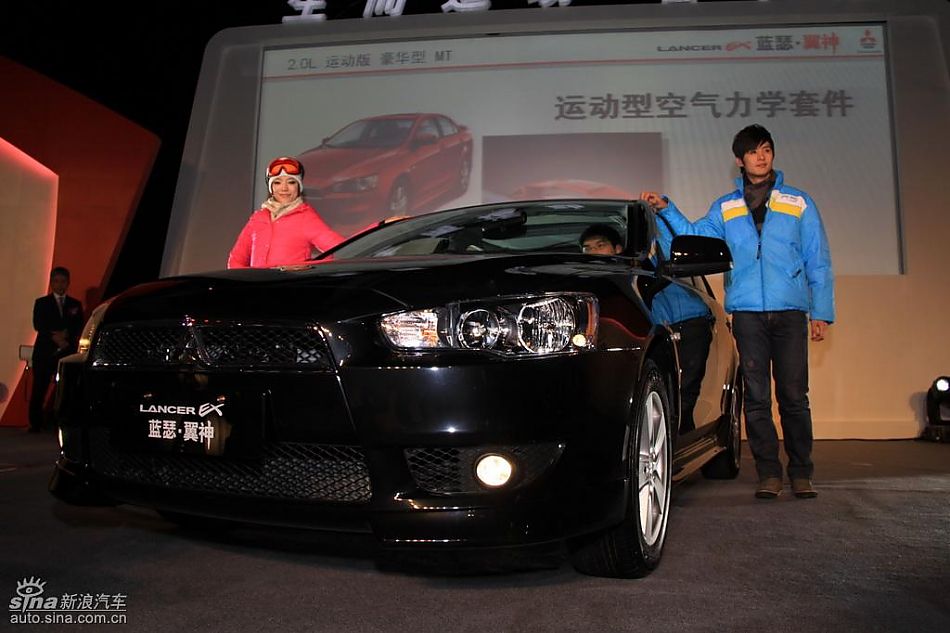 东南三菱蓝瑟翼神上市现场新车亮相