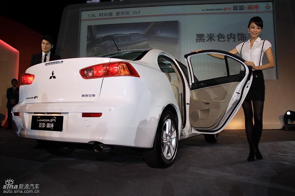 东南三菱蓝瑟翼神上市现场新车亮相