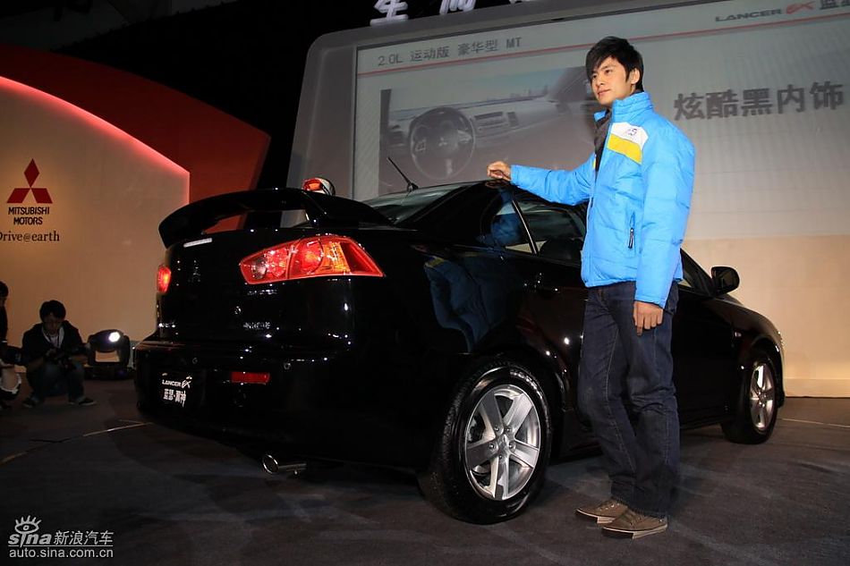 东南三菱蓝瑟翼神上市现场新车亮相